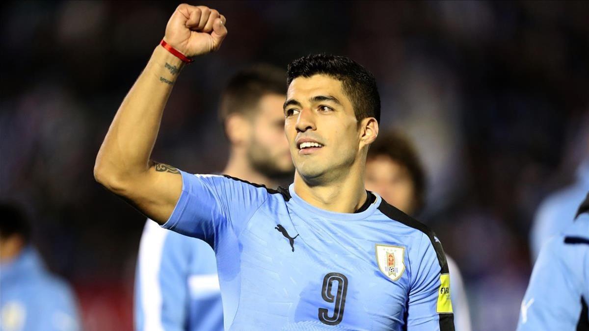 Luis Suárez celebra la victoria de Uruguay ante Bolivia en el estadio Centenario de Montevideo.