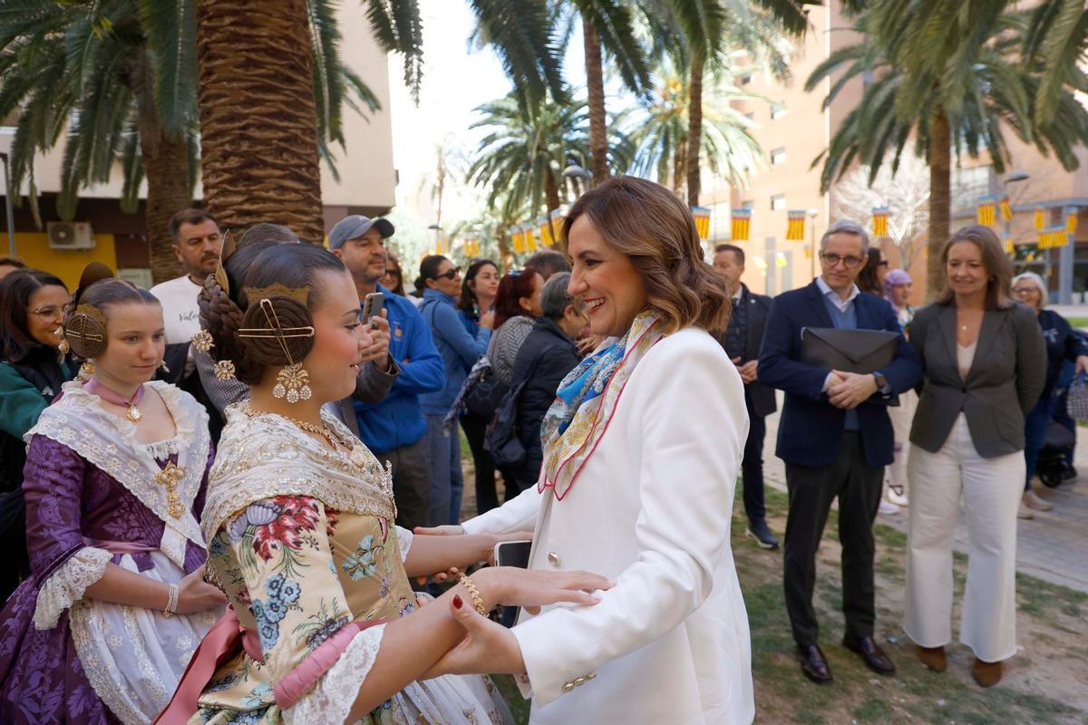 José Luis Martínez Almeida visita "la falla más larga del mundo" José Luis Martínez Almeida visita "la falla más larga del mundo"