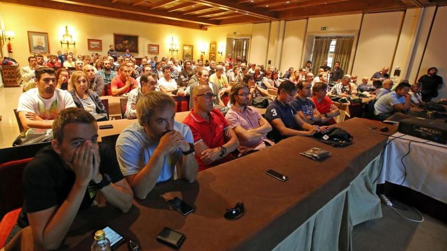 Los nadadores, reunidos ayer en el Parador, atienden las explicaciones técnicas del recorrido. // Marta G. Brea