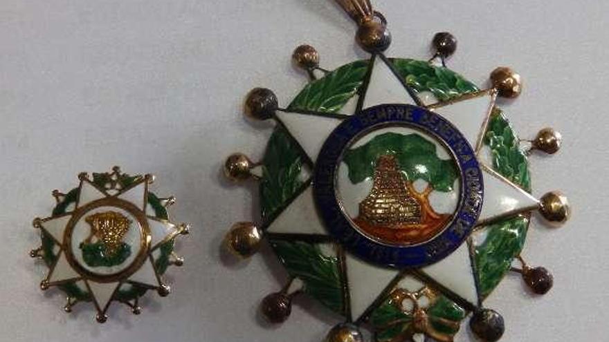 La medalla y la insignia, ya en el concello de Vigo. // Faro