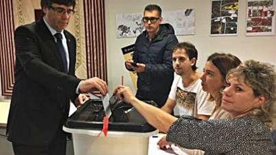 La votació de Carles Puigdemont a Cornellà l&#039;1-O del 2017.