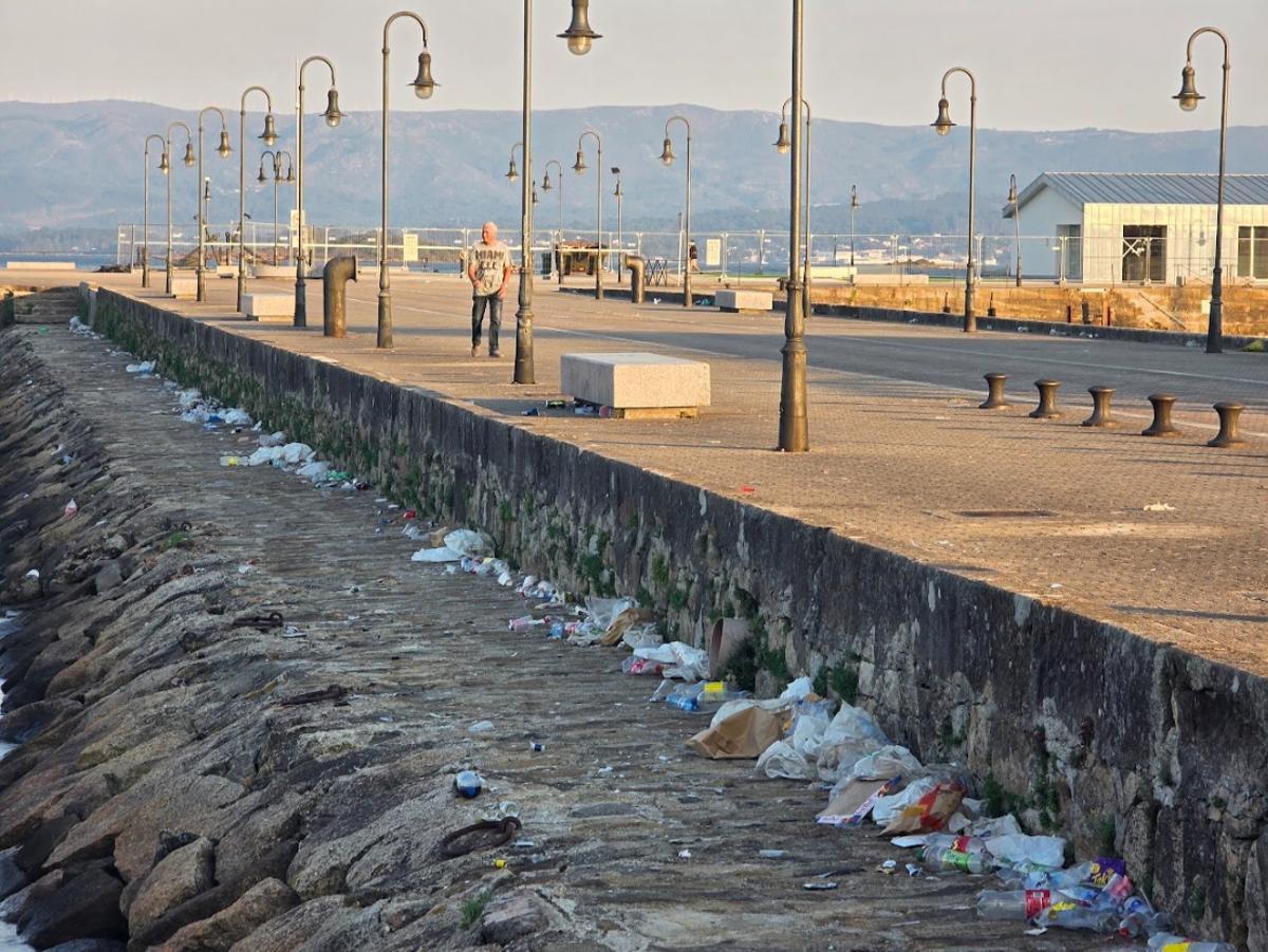 La basusa acumulada en la zona portuaria desde hace dos días. La basusa acumulada en la zona portuaria desde hace dos días.