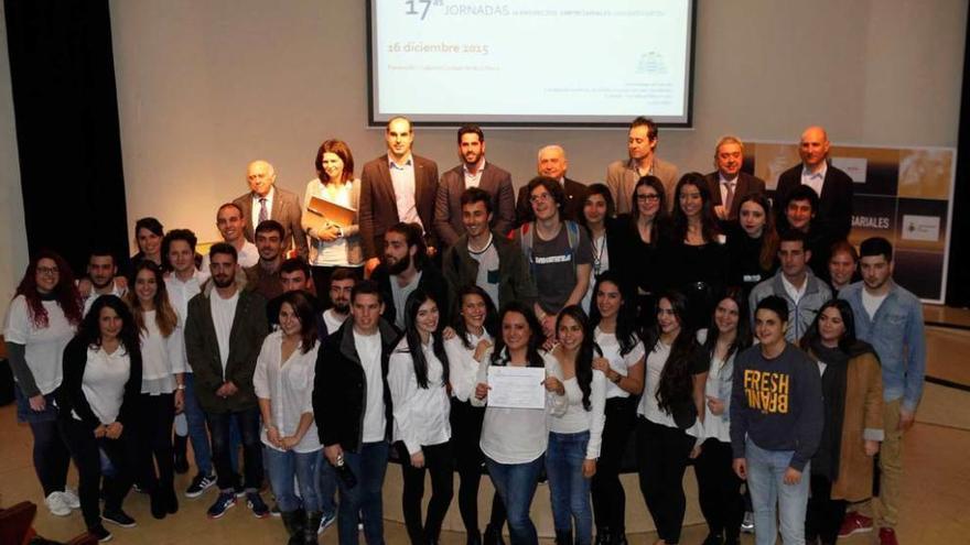 Foto de familia de los premiados y las autoridades.