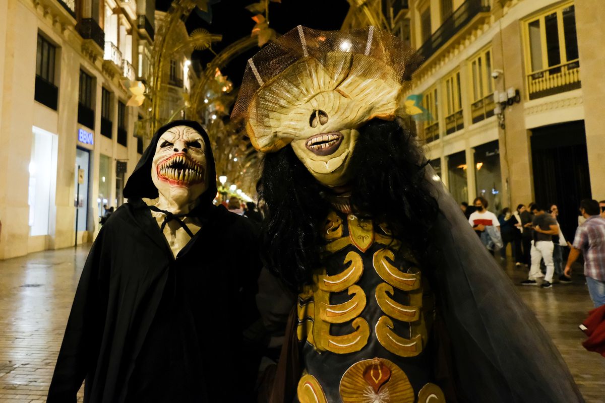 Las calles del centro de Málaga se llenan de máscaras y disfraces por Halloween