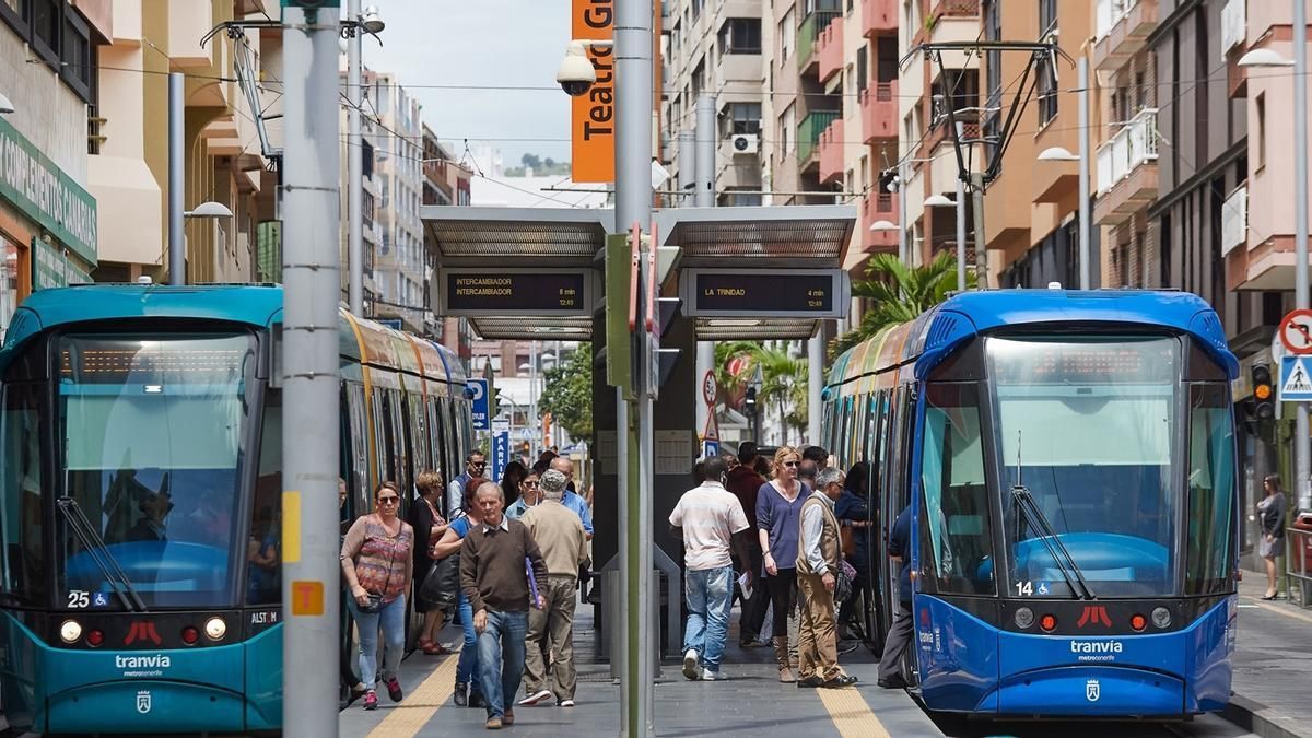 Pasajeros suben y bajan del tranvía en la parada del Teatro Guimerá.