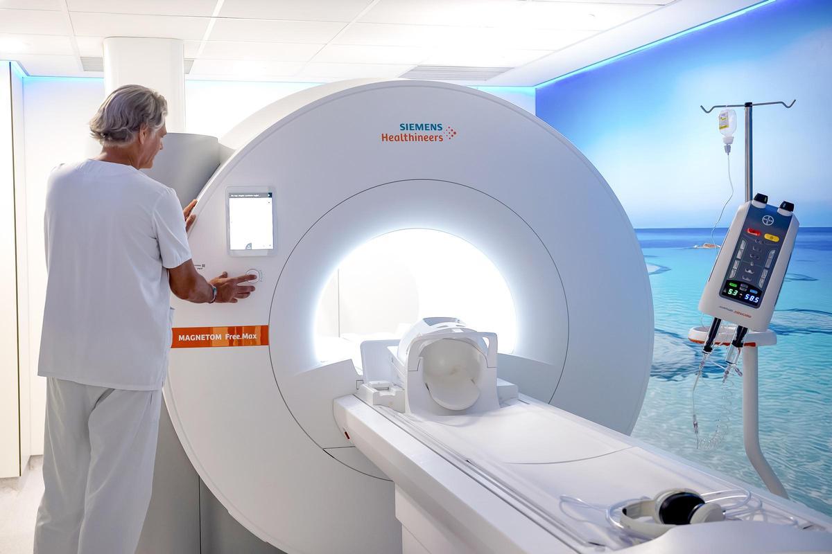 MAGNETOM Free.Max im Universitätskrankenhaus Juaneda Miramar – mit der weitesten Öffnung für adipöse Patienten oder Menschen mit Angstzuständen sowie maximaler Effizienz dank KI.