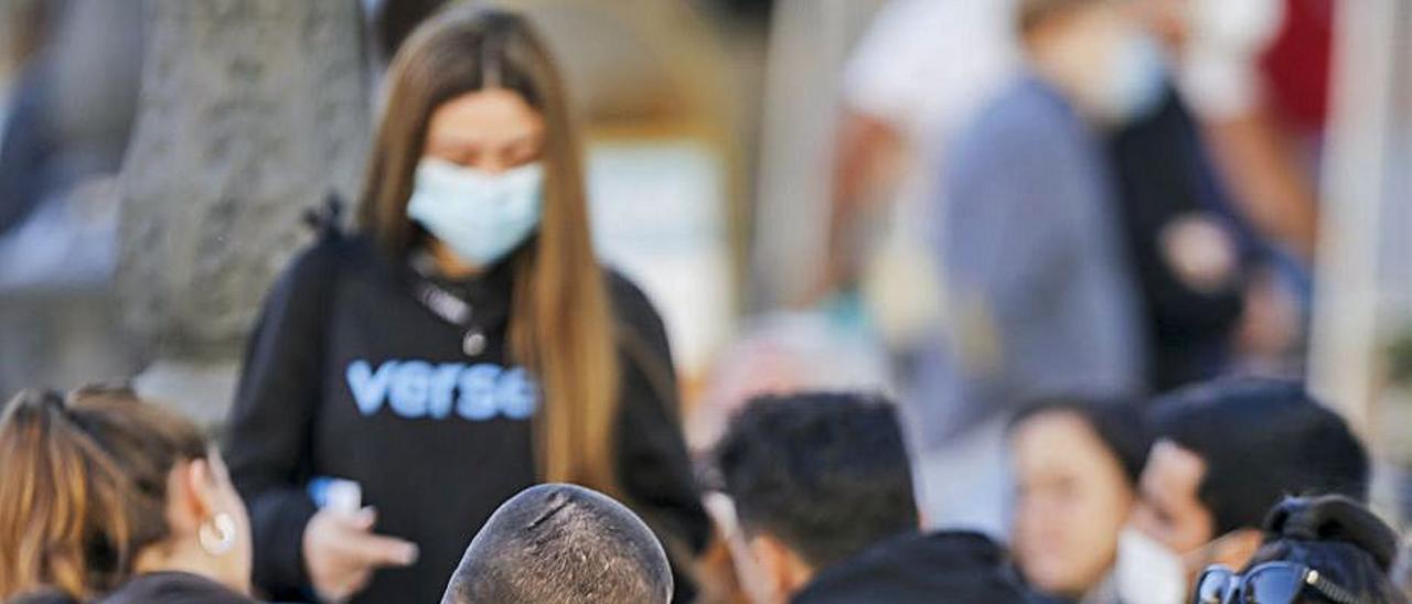 Un grupo de personas en una terraza de un bar. | LEVANTE-EMV