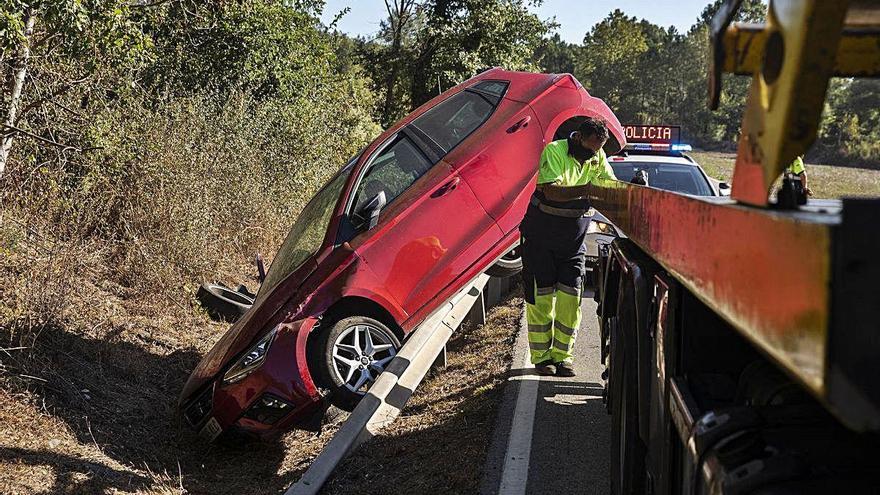 Riudarenes: Un cotxe bolca i acaba mig penjat a la tanca de la GI-555