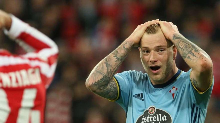 John Guidetti se echa las manos a la cabeza después de fallar la ocasión más clara del Celta en el partido jugado anoche en San Mamés. // LOF