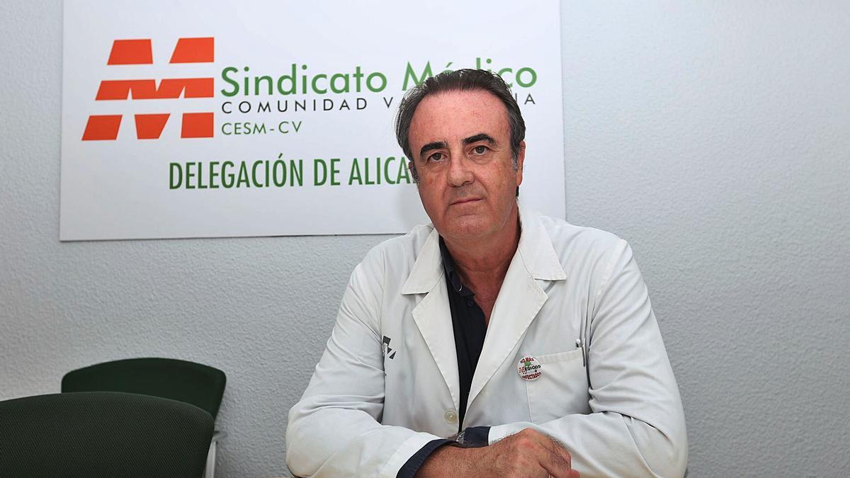 Víctor Pedrera, en la sede del Sindicato Médico en la ciudad de Alicante.