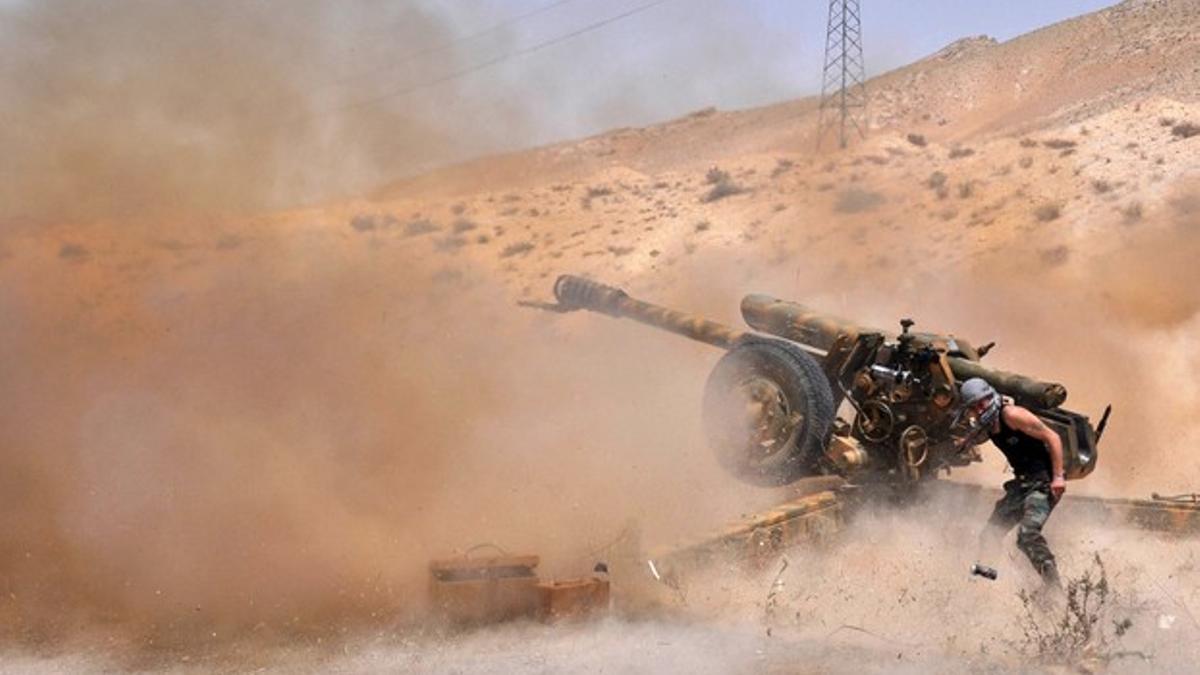 Un soldado del ejército sirio dispara contra el Estado Islámico en el noroeste de Palmira.