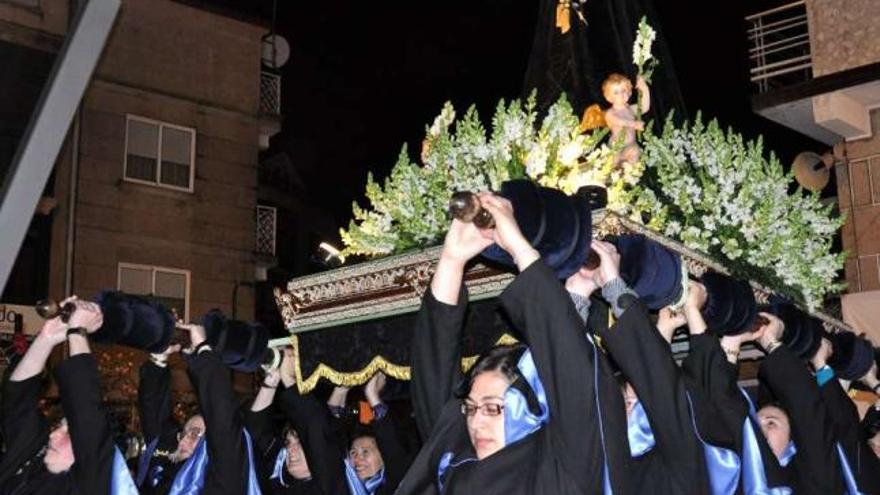 Las mujeres levantan a pulso en el centro de la Praza do Sinal la imagen de la Virgen.  // Merchi Giráldez
