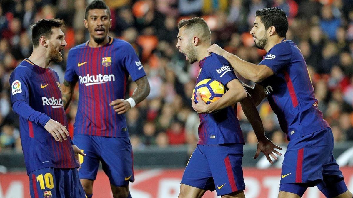 Messi, Paulinho, Alba y Suárez celebran el gol del empate azulgrana en Mestalla.