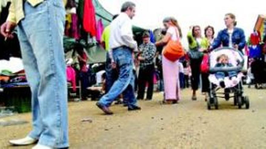 Los vendedores ambulantes tachan de&quot;chapuza&quot; el asfaltado del mercadillo