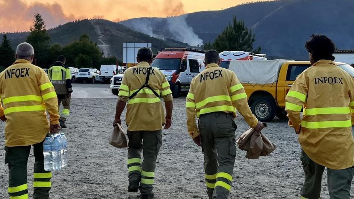 Efectivos desplazados, la semana pasada, para extinguir el incendio de Las Hurdes y Gata.