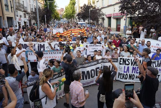 La manifestació a Piera en rebuig de l'atac a la mesquita, en fotos