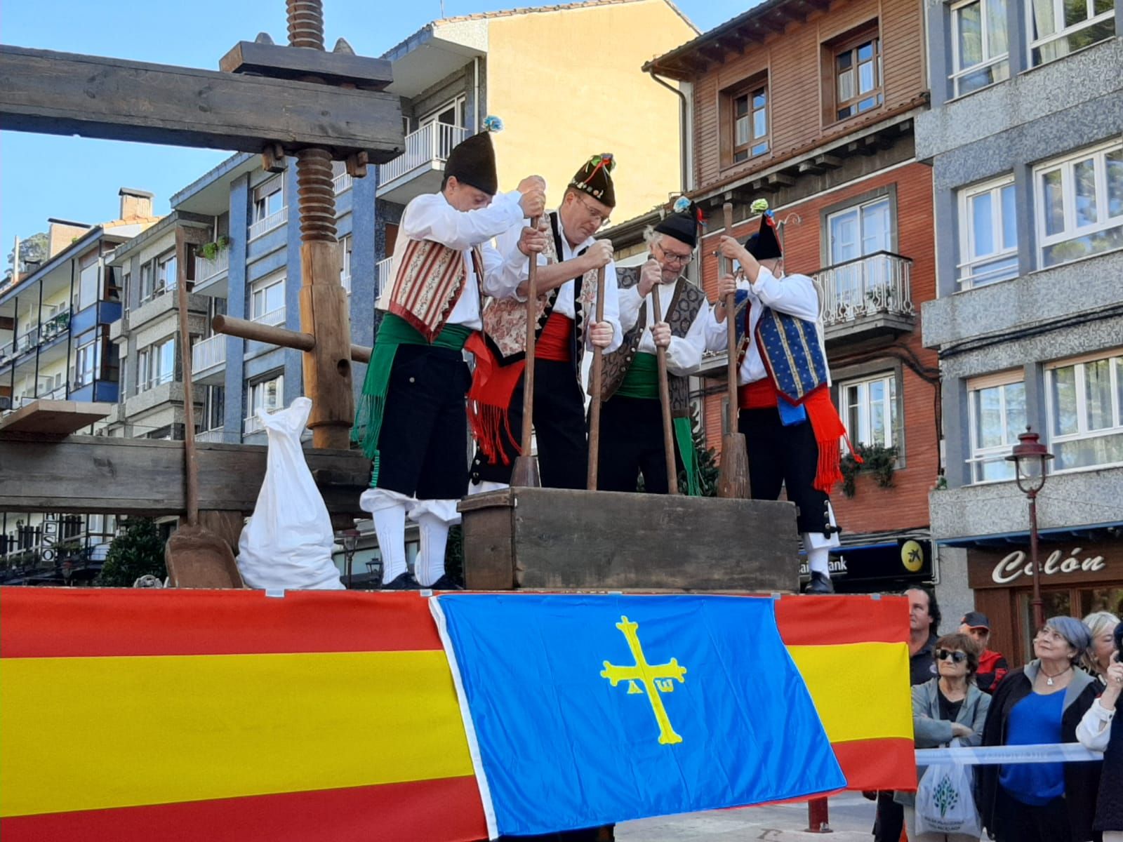 Villaviciosa ofrece el primer mosto a la Portalina: así ha sido el acto seguido de un desfile de carrozas