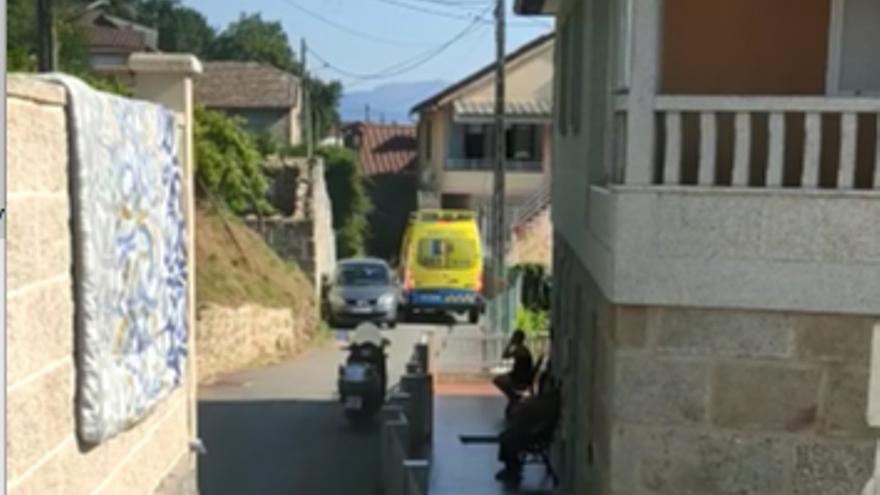 Las dificultades de la ambulancia a su paso por Couso, en Cangas