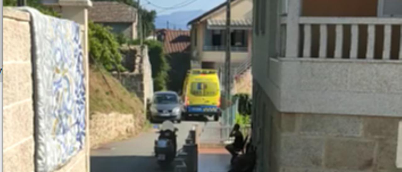 Las dificultades de la ambulancia a su paso por Couso, en Cangas