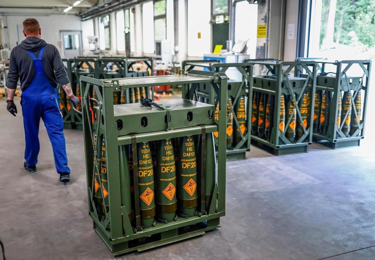 Un operario de Rheinmetall trabaja en una factoría del grupo.