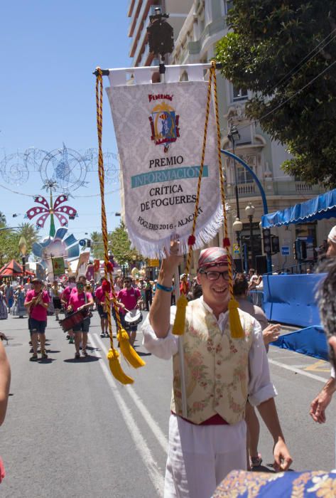 El Desfile de Entrega de Premios culmina con la entrega de más de 600 galardones a hogueras y barracas