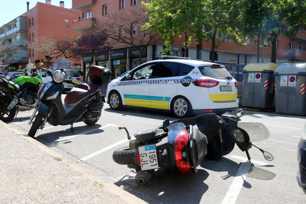 La moto amb la que haurien arribat els atracadors de la sucursal bancària de Girona.