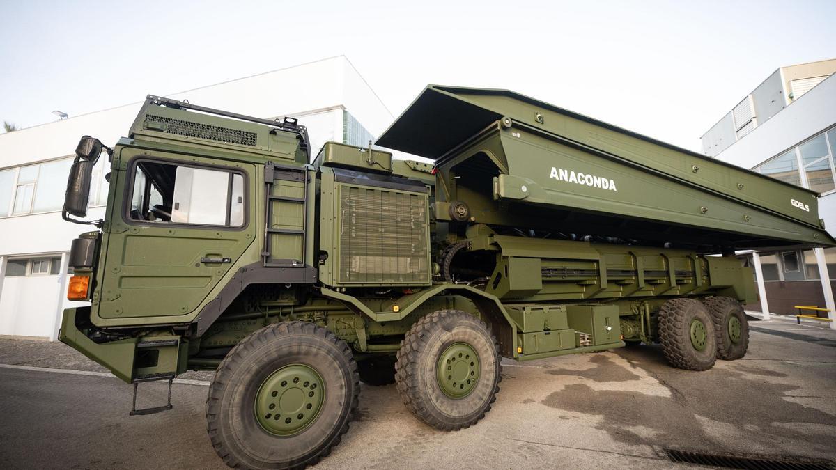 Un vehículo con el sistema Lanza-Puentes Anaconda que se producirá en Sant Cugat del Vallès ensamblado