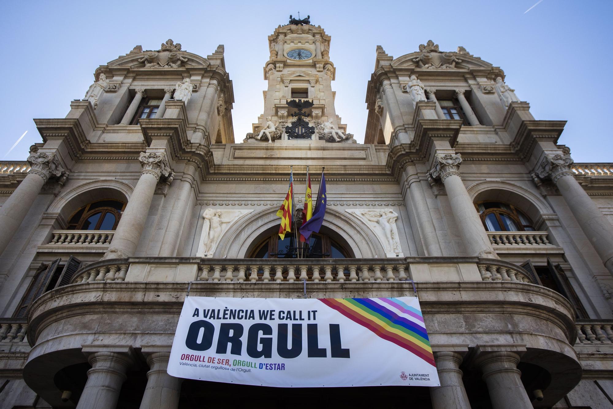 La bandera del Orgullo ondea en València