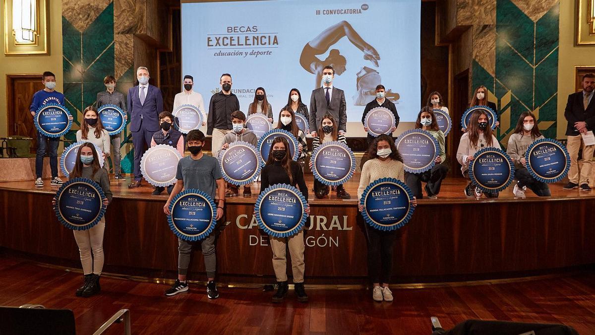 Los jóvenes galardonados por la Fundación Caja Rural el año pasado posan con los emblemas que los acreditan