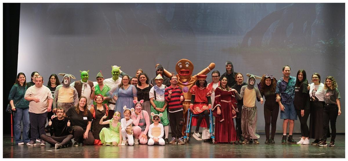 Foto de familia de todos los participantes en el musical de Asdica