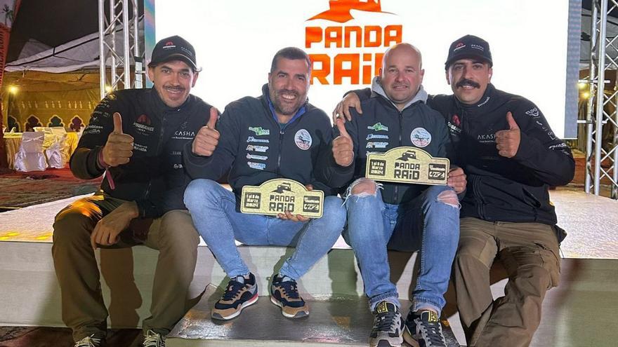 Santiago Serantes y Elías Barreiro, en el centro, junto a dos pilotos de Ibiza amigos suyos.