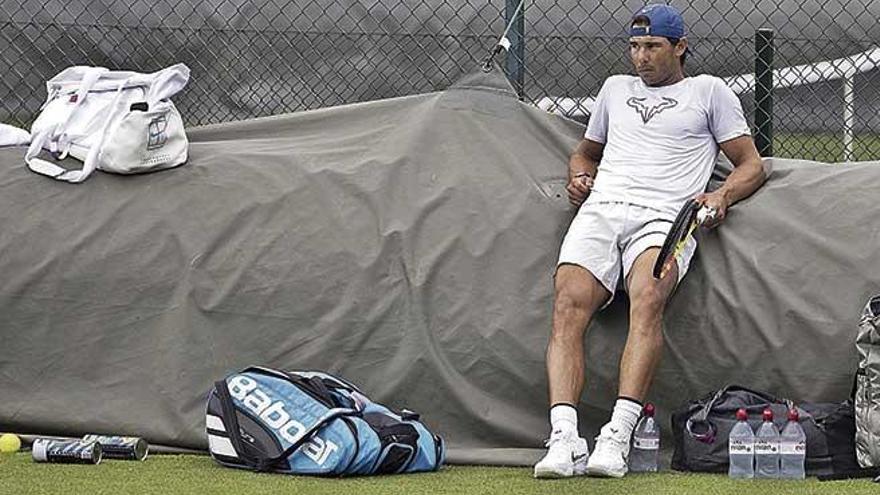 Nadal descansa durante el entrenamiento realizado ayer en el All England Club de Wimbledon, Londres.