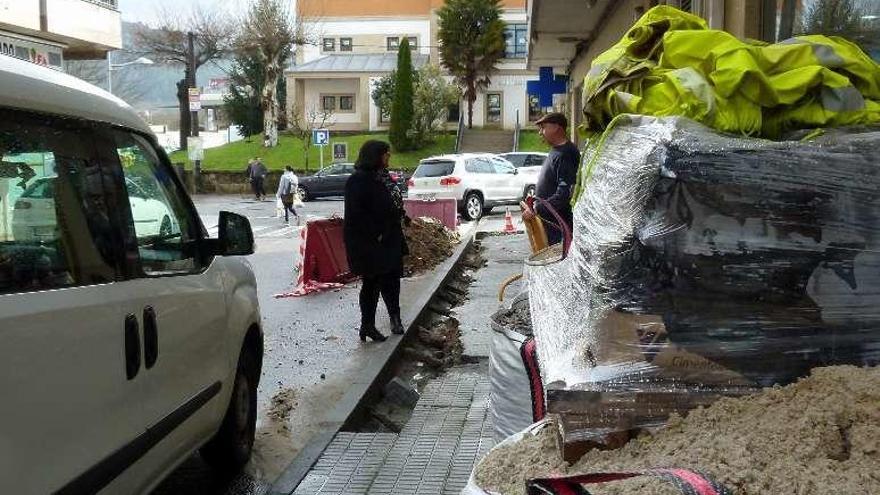 Obras en una acera de la calle Ciclista Emilio Rodríguez. // D.P.