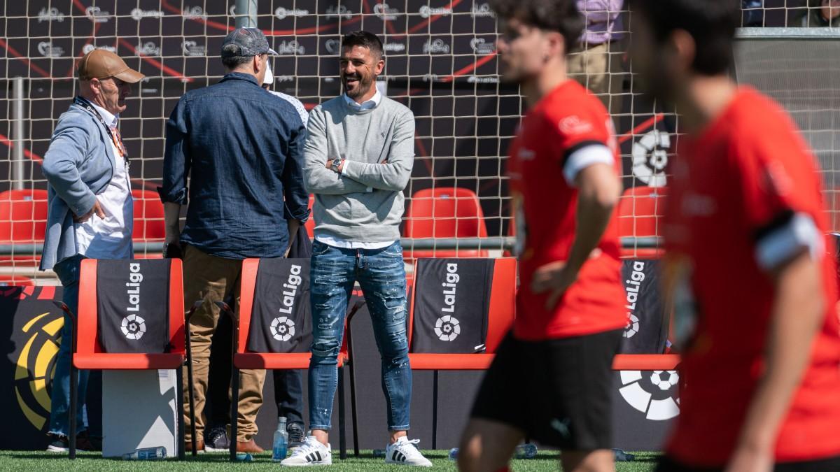 El exfutbolista español David Villa (c), durante la tercera edición del Encuentro de las Estrellas, un torneo triangular protagonizado por más de 30 artistas iberoamericanos, embajadores, leyendas de LaLiga e influencers para recaudar fondos para la Fundación Española del Corazón (FEC), este jueves en Alcalá de Henares (Madrid)