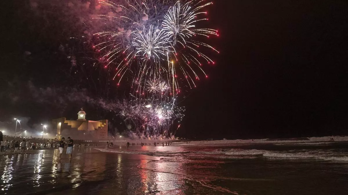 Guaguas, cortes de tráfico y espectáculos: todo lo que necesitas saber de la noche de San Juan en Las Palmas de Gran Canaria