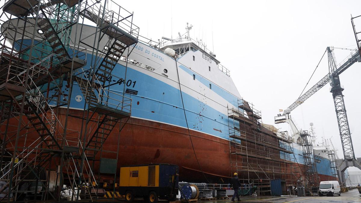 Trabajos de ampliación de un barco en los astilleros de Nodosa en Marín.