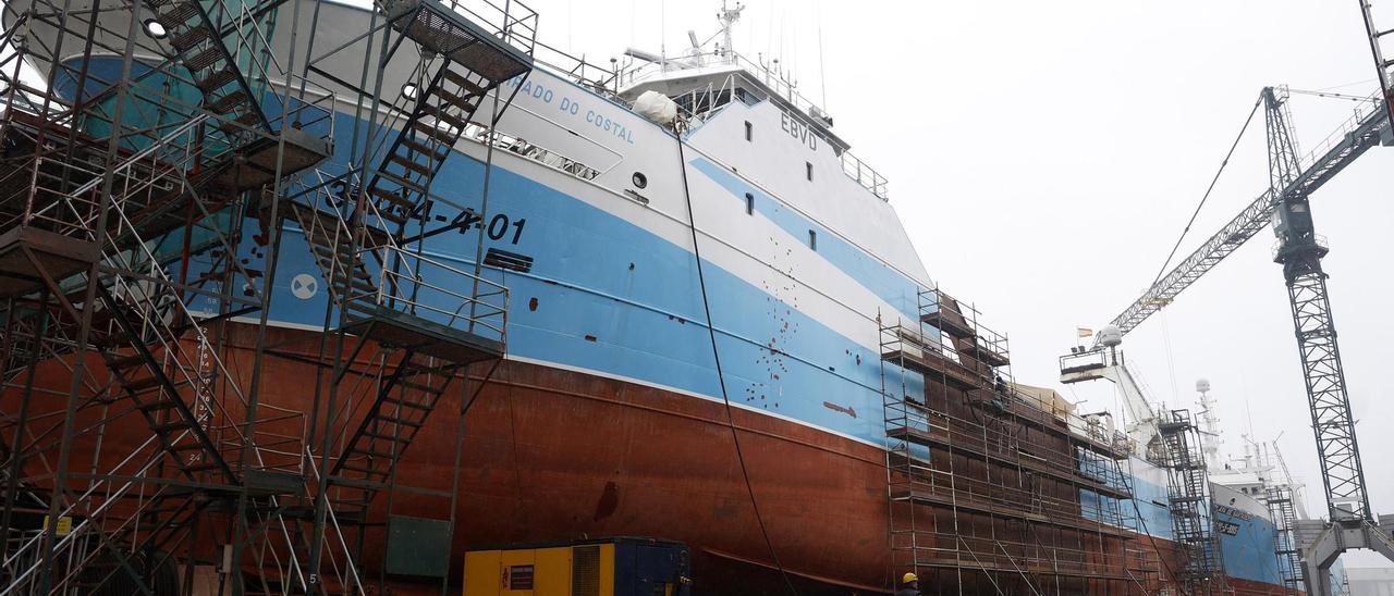 Trabajos de ampliación de un barco en los astilleros de Nodosa en Marín.