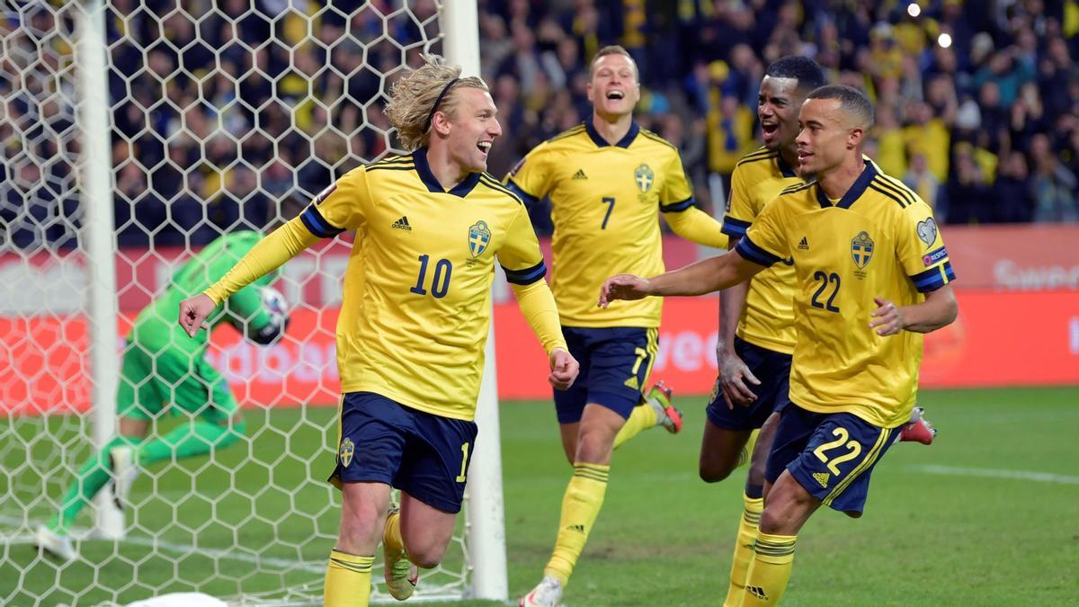 Los jugadores de la selección de Suecia celebran ante Grecia.