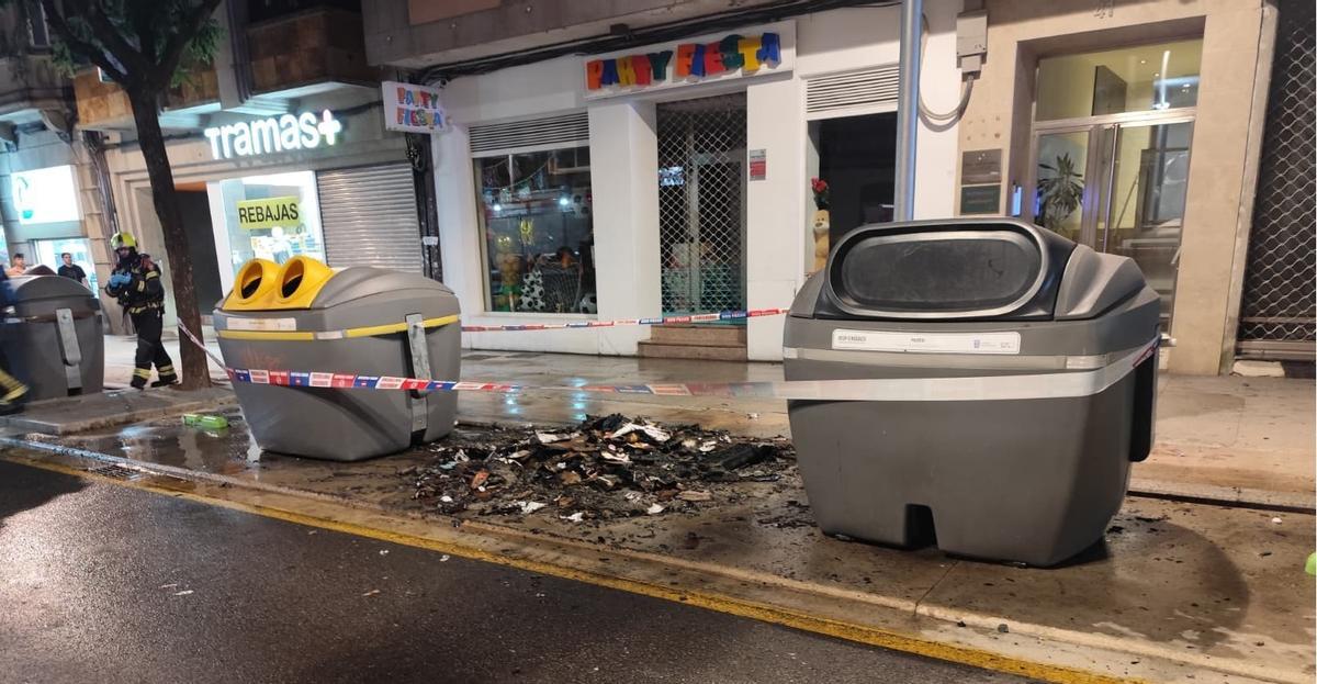 Estado en el que quedó el contenedor calcinado, en el centro.