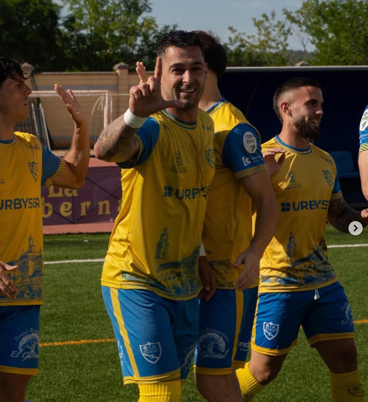 Sergio León celebra un gol con el At. Palma del Río, esta temporada.