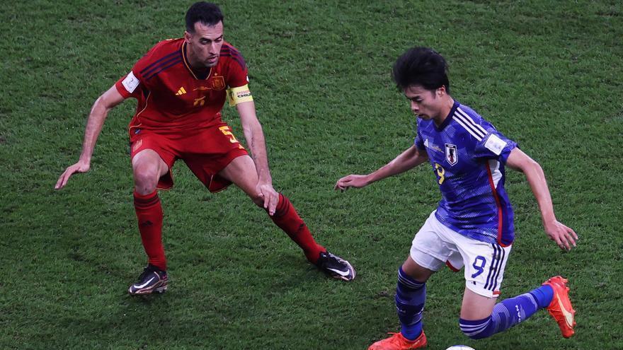 Sergio Busquets frente a Kaoru Mitoma, en el Japón-España de la fase de grupos.