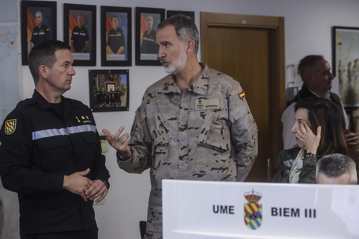 Felipe VI visita las unidades militares desplegadas en Valencia a consecuencia de la DANA