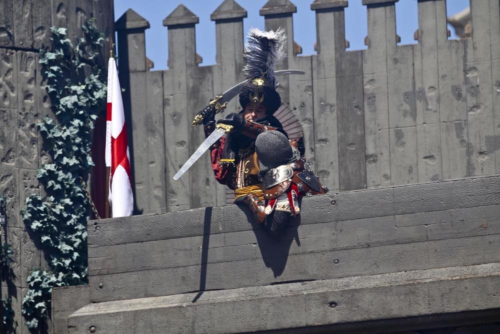 Dos espectaculares y ruidosas batallas transportan a Alcoy al lejano año de 1276