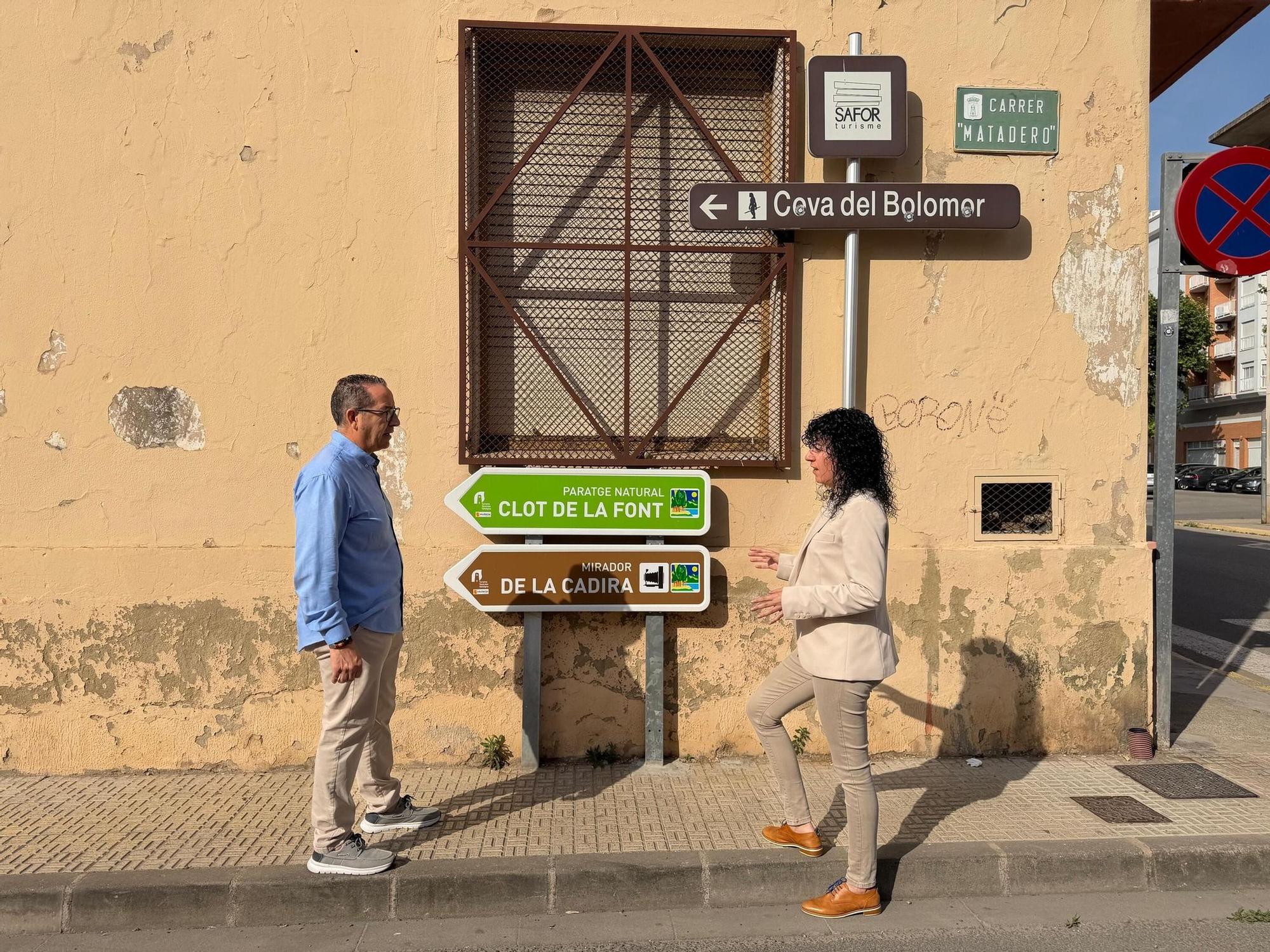 La alcaldesa y el concejal de Turismo junto a unas de las nuevas señales.