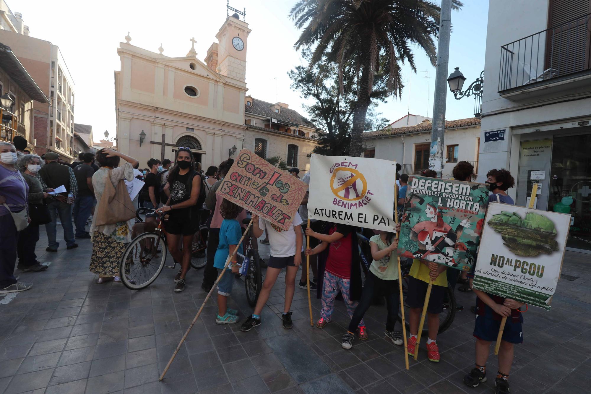 Protesta de los vecinos de Benimaclet contra el vallado de solares ocupados