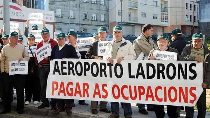 Comuneros de Cabral, concentrados antes del juicio de ayer.