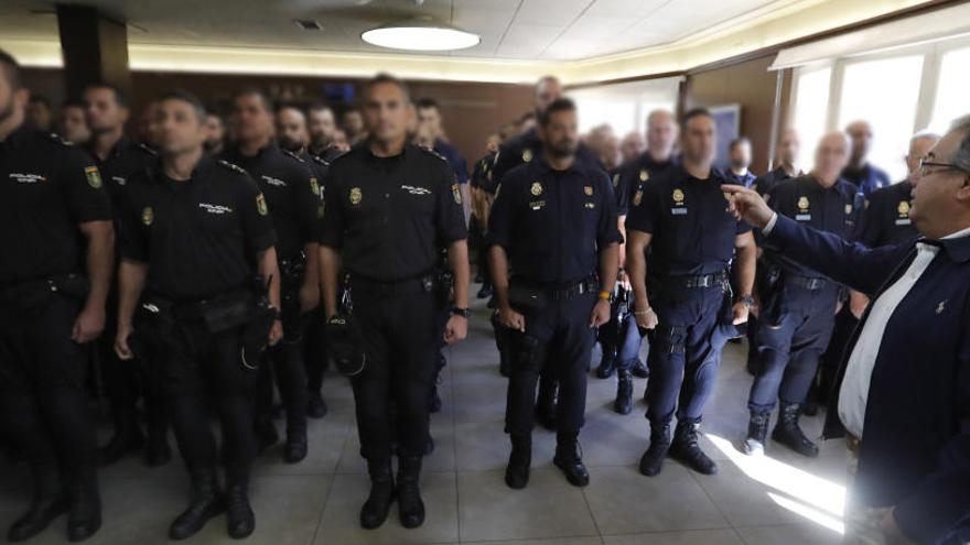 El ministr Zoido, amb agents de la Policía Nacional.