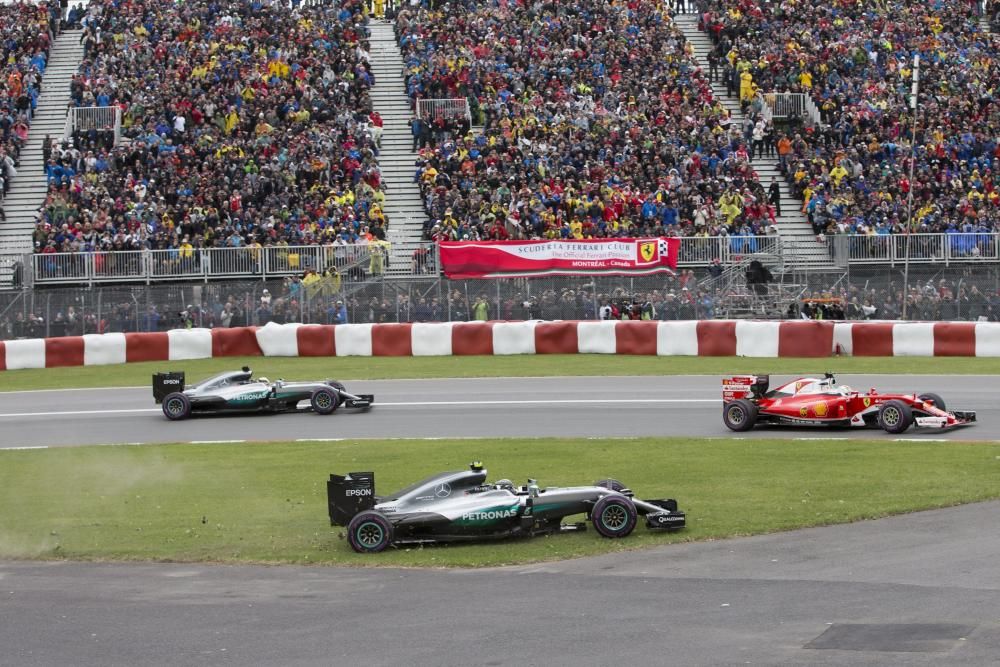 El circuito de Montreal revivió las hostilidades, ya abiertamente declaradas, entre ambos pilotos. Rosberg acabó quinto y Hamilton, que no dudó en salir a por todas - como se ve en la imagen de la primera vuelta - recortaba distancias con otros 25 puntos ganadores.