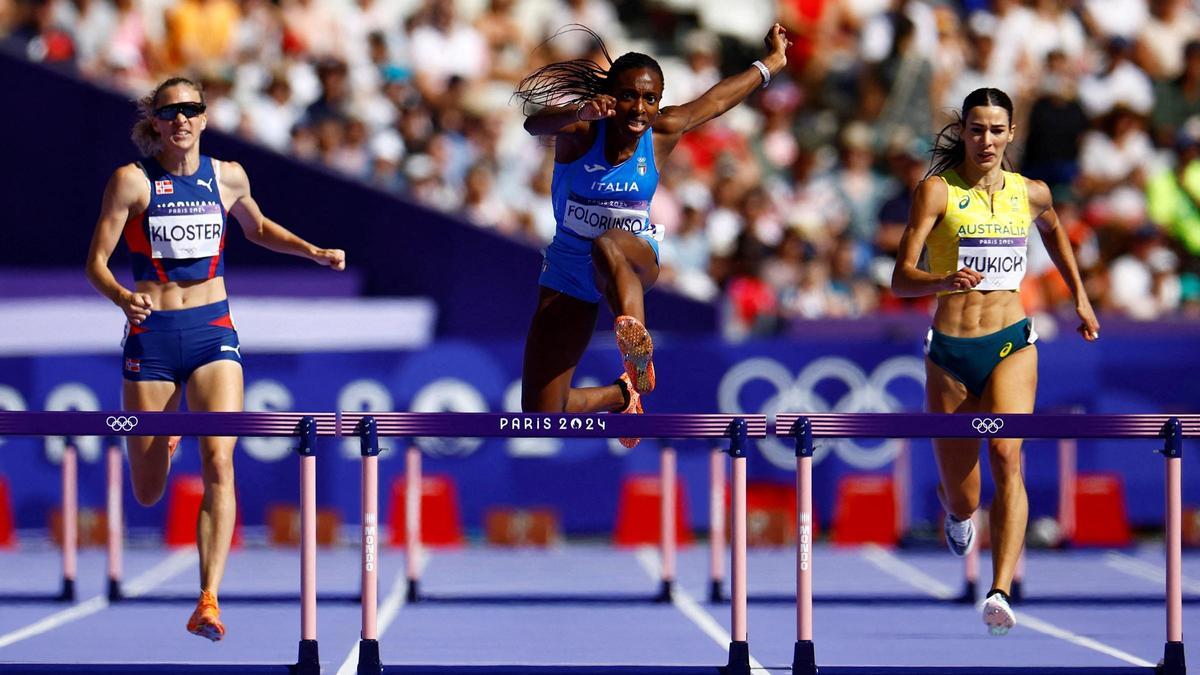 La atleta italiana Ayomide Folorunso por delante de la australiana Alanah Yukich y la noruega Line Kloster durante la serie de repesca de los 400 m vallas