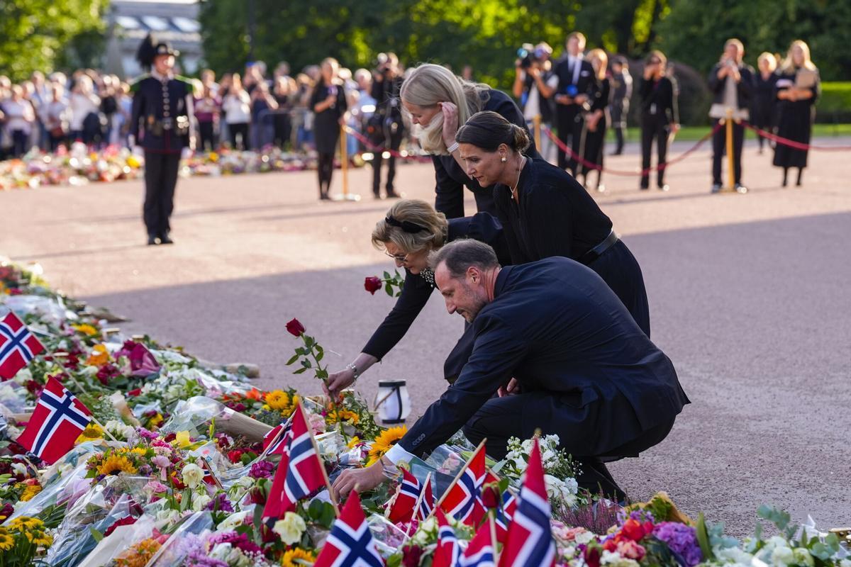 Oslo (Norway), 31/08/2026.- (L-R) Queen Mette-Marit, Queen Sonja, Princess Martha Louise and King Haakon lay flowers in Palace Square in Oslo, Norway, 31 August 2026. King Harald died at Oslo University Hospital at the age of 89, according to an official statement released by the Royal House of Norway on 28 August 2026. (Noruega) EFE/EPA/LISE ASERUD NORWAY OUT. NORWAY OUT